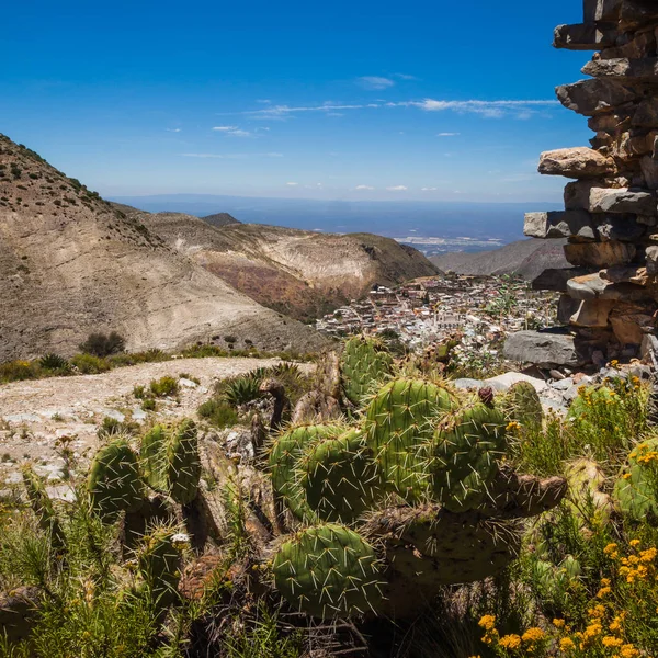 Mexikói táj faluval Real de Catorce Stock Fotó