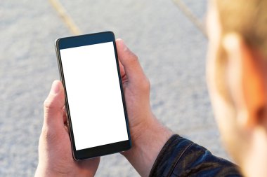 Adam cep telefonunu açık havada kullanıyor, kapat.