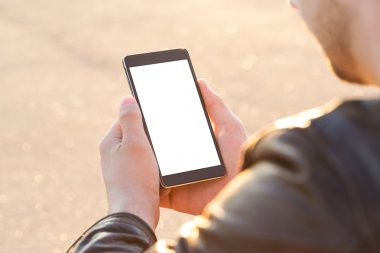 Adam cep telefonunu açık havada kullanıyor, kapat.