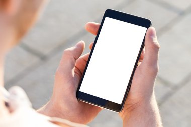 Adam cep telefonunu açık, yakın kullanır