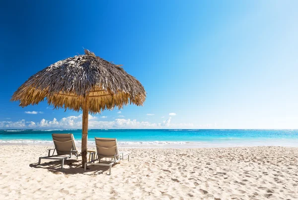 Napozóágy, napernyő és gyönyörű, homokos strand — Stock Fotó