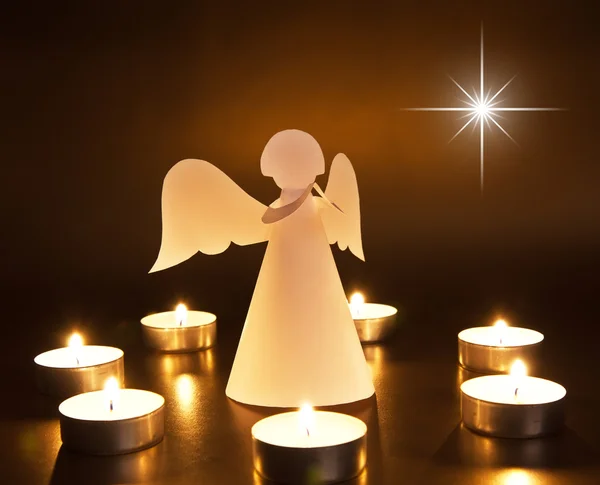Τον άγγελο Χριστουγέννων με κεριά — Φωτογραφία Αρχείου