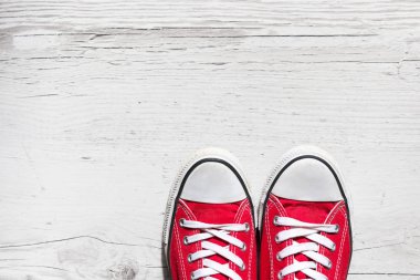 Eski kırmızı spor ayakkabılar 