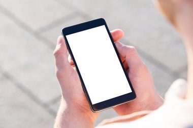 Cep telefonunu açık kullanan adam