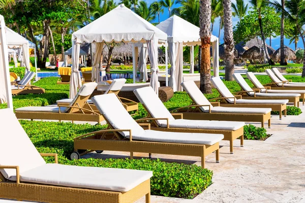 Station balnéaire tropicale avec parasols et chaises longues — Photo