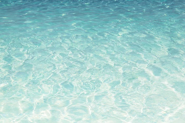 Ragyogó kék víz hullámos háttér — Stock Fotó