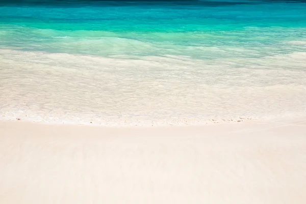Onda del mare sulla spiaggia di sabbia — Foto Stock