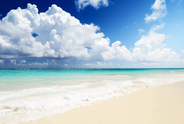 Vågen av havet på sandstranden — Stockfoto