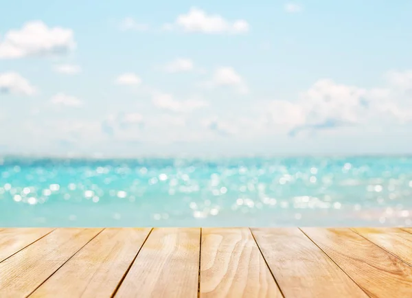 Holztischplatte auf blauem Meer — Stockfoto