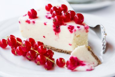 Frenk üzümü cheesecake çatal ile plaka üzerinde