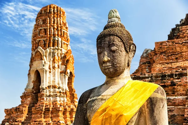 Wat Mahathat i buddhistiska tempel komplex i Ayutthaya, Thailand — Stockfoto