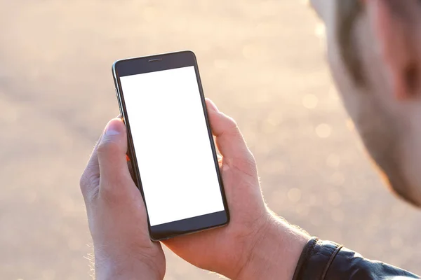 Чоловік використовує свій мобільний телефон на відкритому повітрі — стокове фото