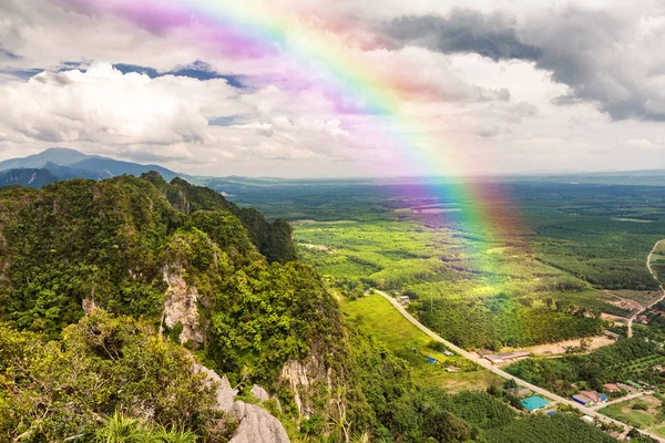 Schöne Landschaft mit wolkenlosem blauem Himmel und Regenbogen — Stockfoto