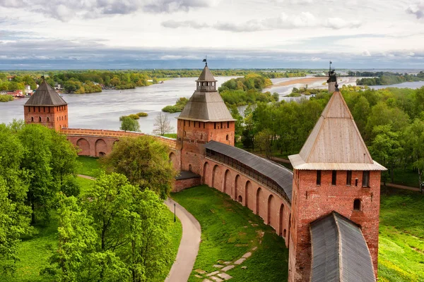 Παλιοί πύργοι του Novgorod Kremlin, Ρωσία — Φωτογραφία Αρχείου