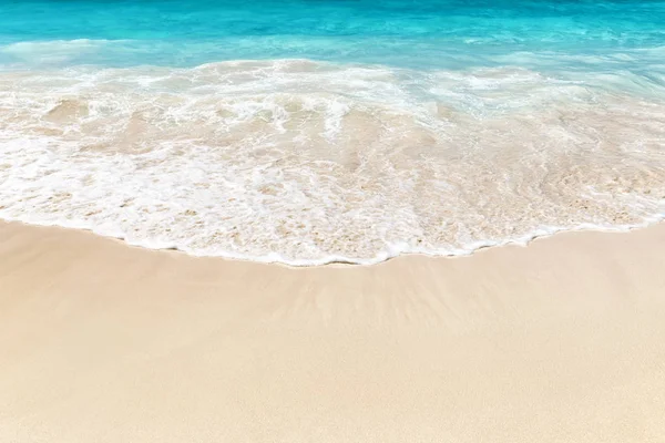 Meereswogen am Sandstrand — Stockfoto