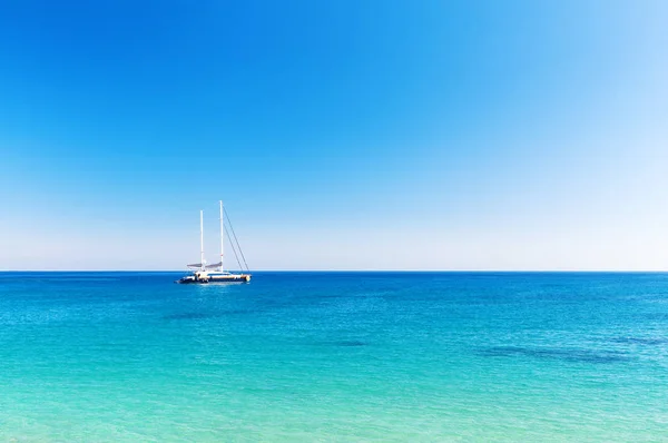 Hermoso mar y un cielo azul — Foto de Stock