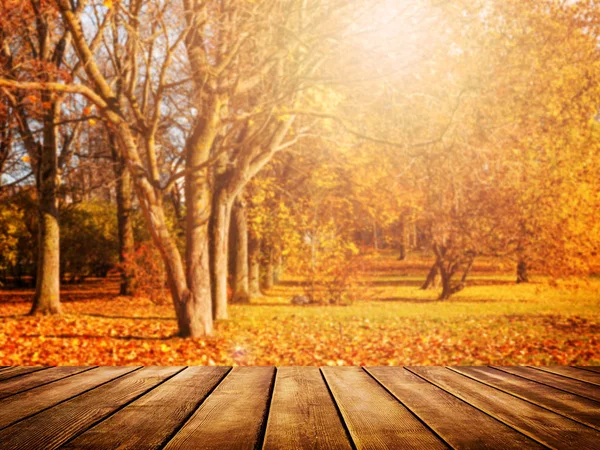 गोल्डन पत्तियों के साथ पुराने लकड़ी के डेस्क टॉप, शरद ऋतु पृष्ठभूमि — स्टॉक फ़ोटो, इमेज