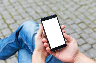 Adam cep telefonunu açık kullanır