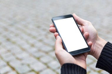 Adam cep telefonunu açık kullanır