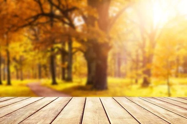 Gammal trä skrivbord topp med gyllene löv — Stockfoto