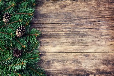 Tahta bir arka planda Noel ağacı