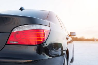 Kış yolda araba lastik yakın çekim 