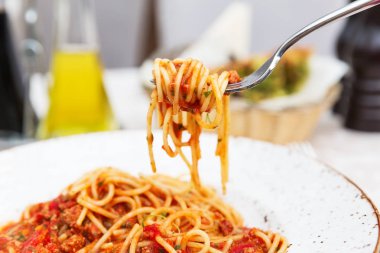 Beyaz tabakta spagetti bolonez. 