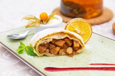 Pudra şekeri ile ev yapımı elma strudel