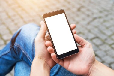 Adam cep telefonunu açık kullanır