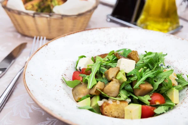 Insalata verde fresca con pere, formaggio feta e avocado — Foto Stock