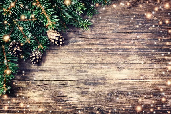 Abete di Natale su uno sfondo di legno — Foto Stock