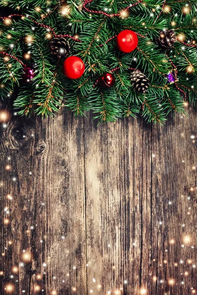 おもちゃとクリスマスのモミの木を枝します。 — ストック写真
