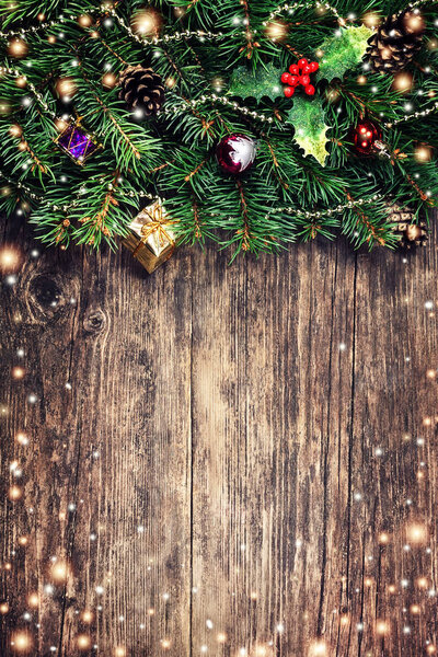 Ветки елки с игрушками
 