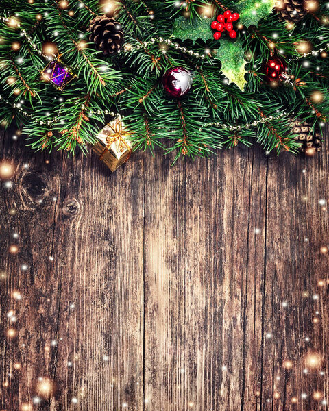 Ветки елки с игрушками
 