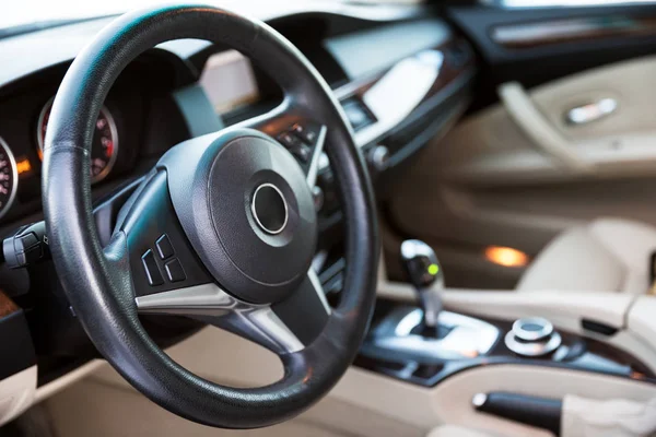 Luxery bej salon ile aracın iç görünüm