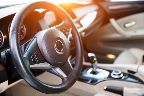 Luxery bej salon ile aracın iç görünüm