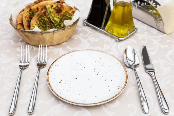 Set de table avec assiettes, couteau, fourchette et cuillère — Photo