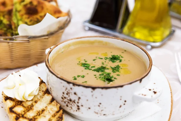 Close up of bowl with mushroom cream soup — Stock Photo, Image