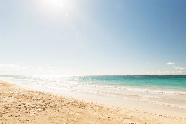 Vague de la mer sur la plage de sable — Photo