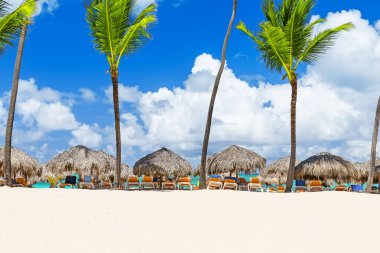 Bir lüks Resort güzel beyaz kumlu plaj