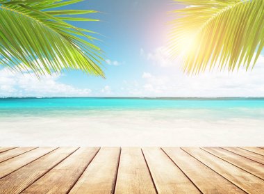 Deniz dalgası kumsalda