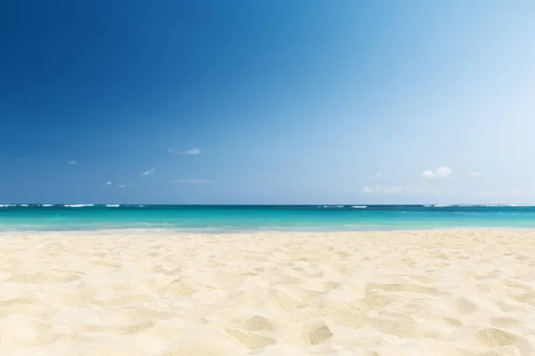Vague de la mer sur la plage de sable — Photo