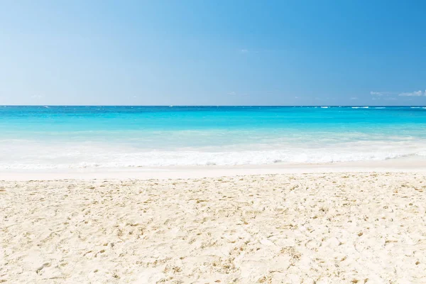 Onda del mare sulla spiaggia di sabbia — Foto Stock