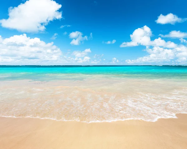 Meereswogen am Sandstrand — Stockfoto