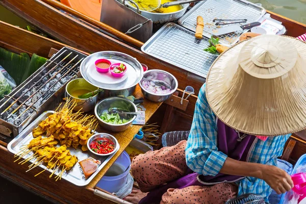 Traditional floating market in Damnoen Saduak in Thailand — Stock Photo, Image