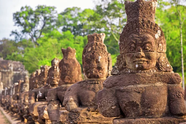 Södra porten till angkor thom i Kambodja. — Stockfoto