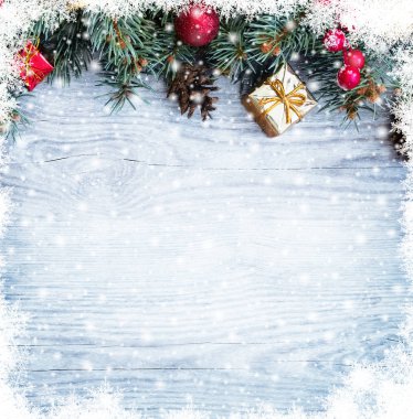 Oyuncaklar ile Noel köknar ağacı dalları 