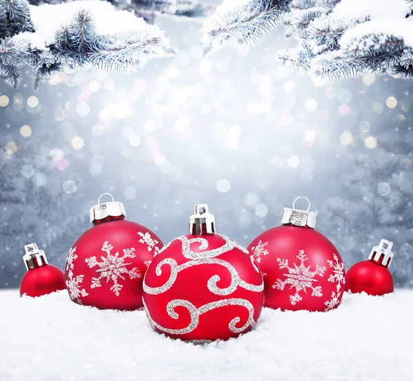 Belle palle di Natale sullo sfondo rosso — Foto Stock