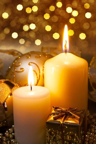 Kerstversiering met brandende kaarsen op een donkere achtergrond. — Stockfoto