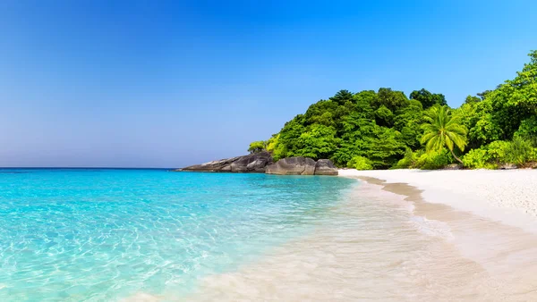 Hermosa playa y cielo azul en islas Similan . — Foto de Stock